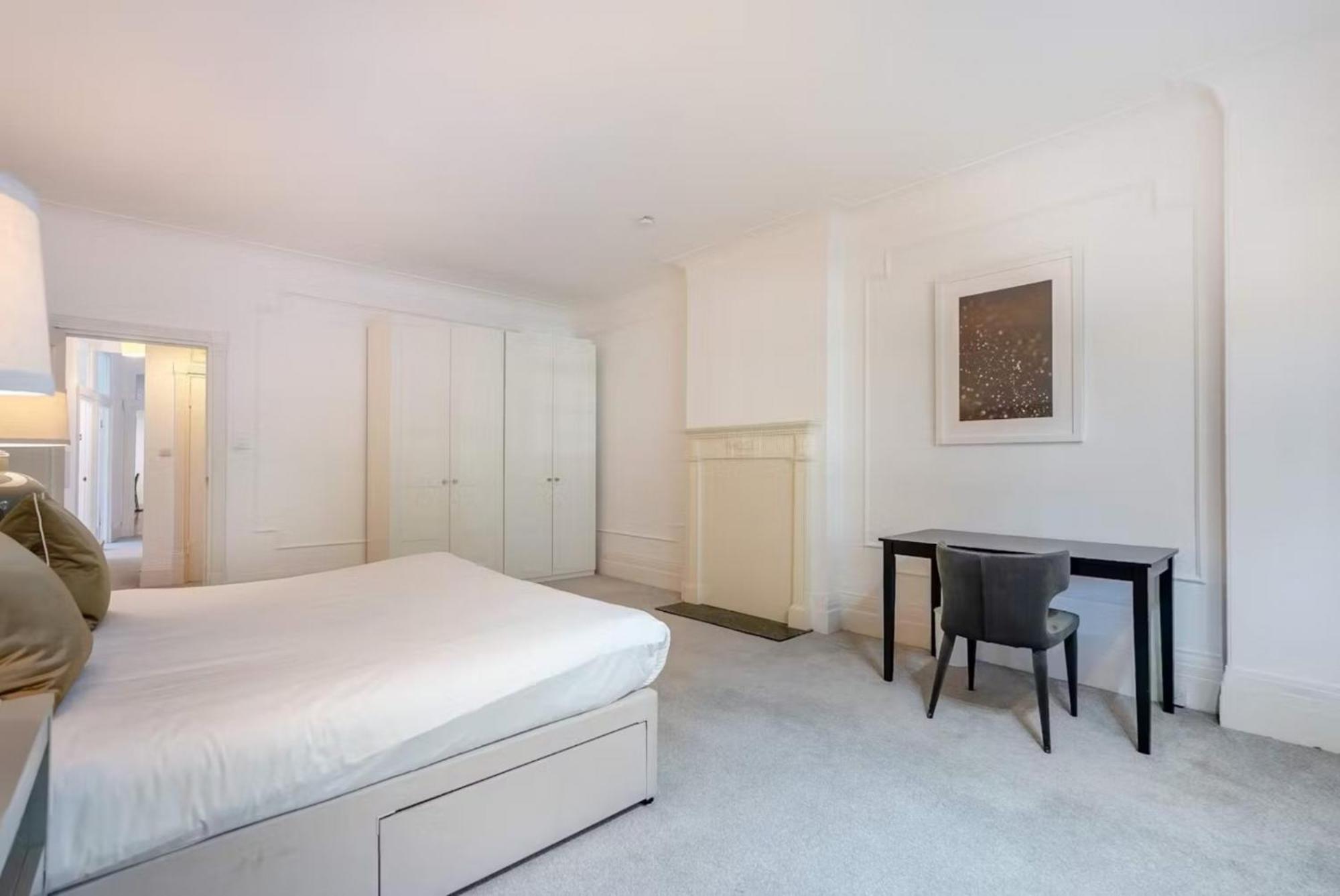Bright 4 Bed Living *