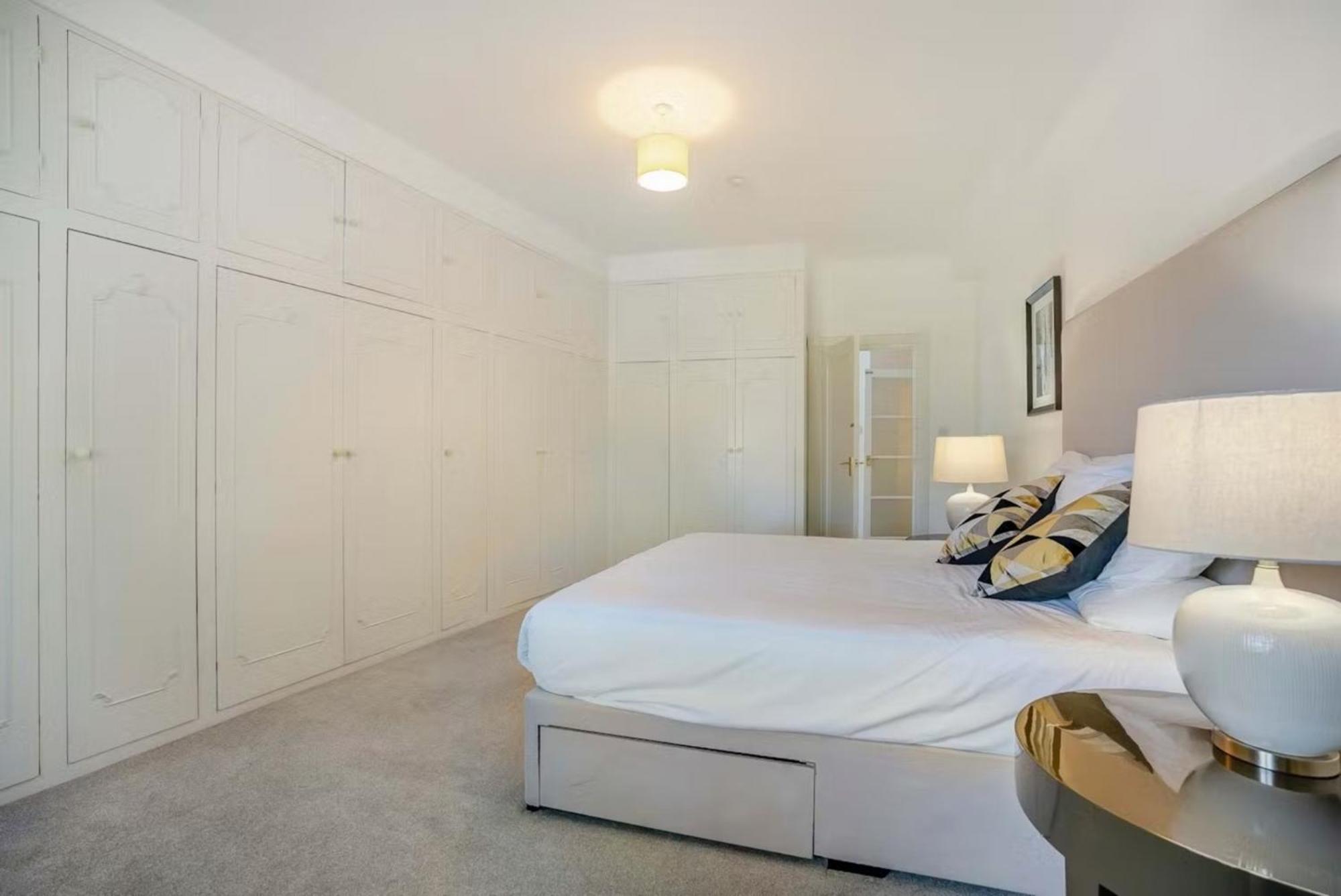 Bright 4 Bed Living Лондон